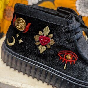 Clarks Torhill Velvet Embroidered Love Spell Valentine's Day Chukka Boots M7/W9